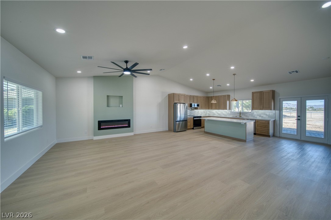 Photo 2 of 2520 S Yakima Avenue