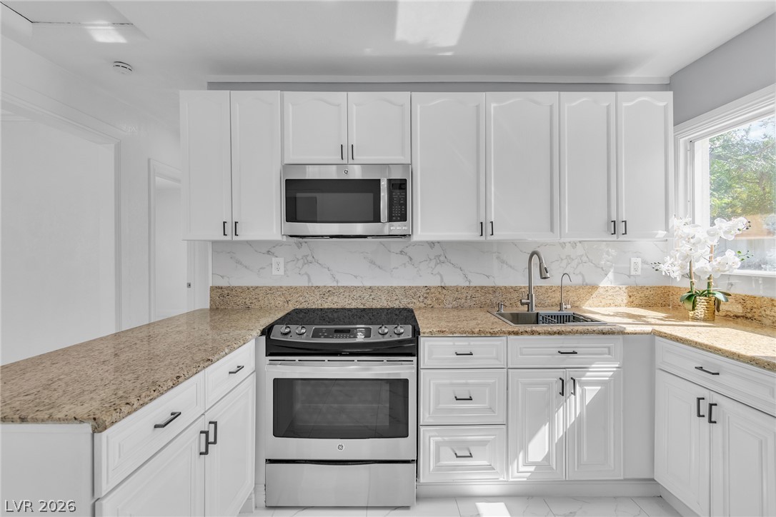 Photo 9 of 24, 1604 Lewis Avenue