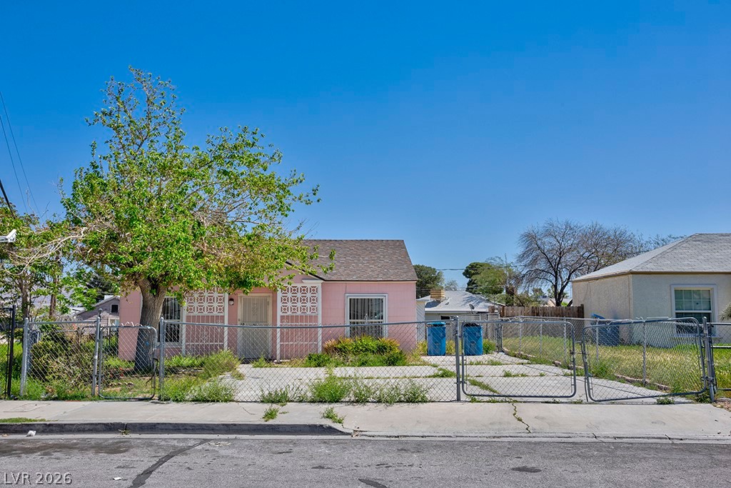 Photo 12 of 46, 914 N 1st Street