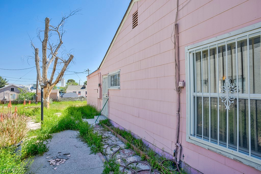 Photo 15 of 46, 914 N 1st Street