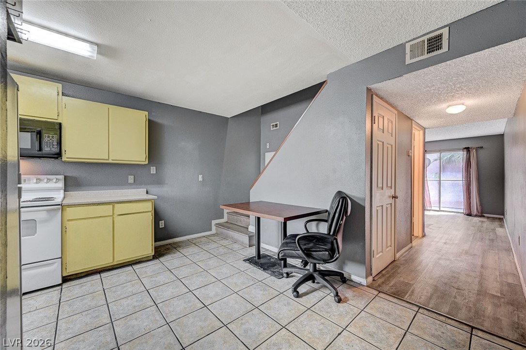 Photo 13 of 47, 3567 Arville Street #702B
