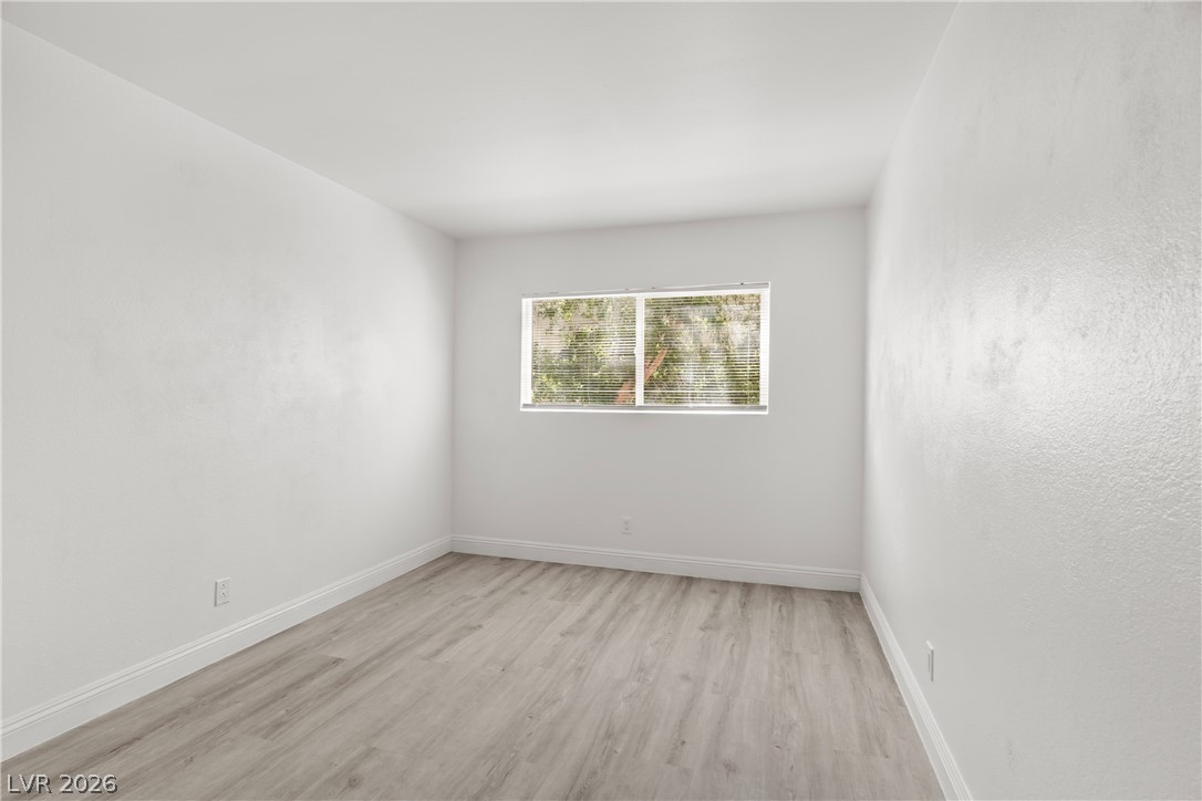 Photo 13 of 33, 1842 N Decatur Boulevard #201