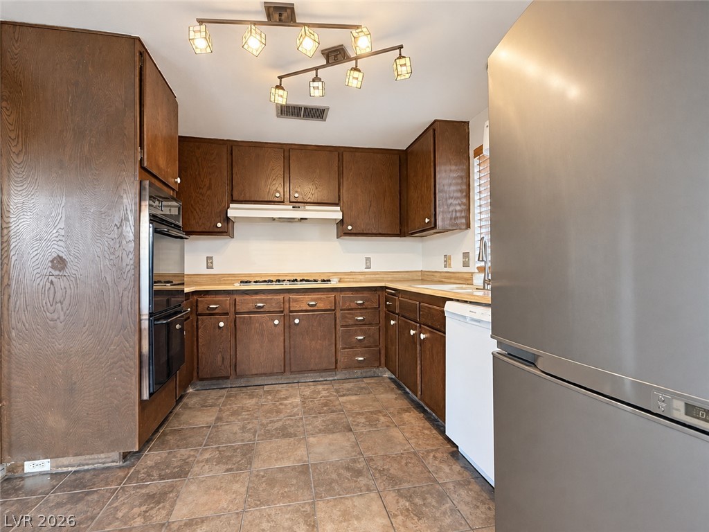 Photo 8 of 17, 4124 Autumn Street