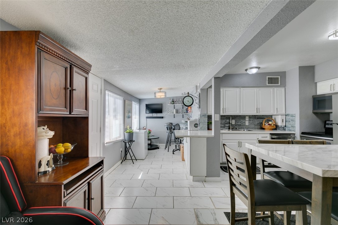Photo 14 of 37, 1325 Ardmore Street