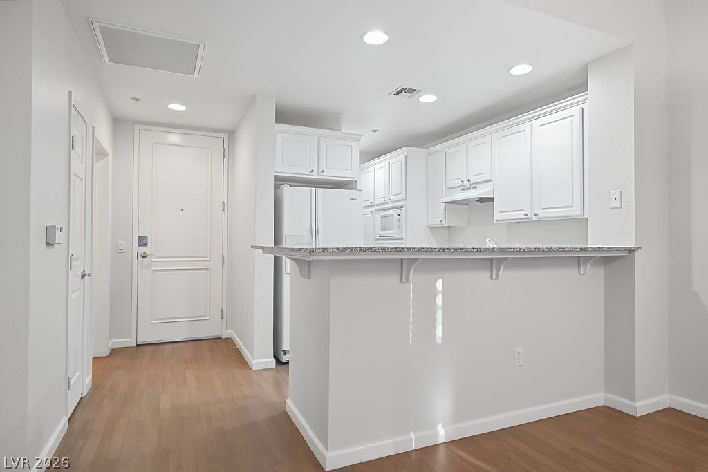 Photo 3 of 47 E Agate Avenue #301