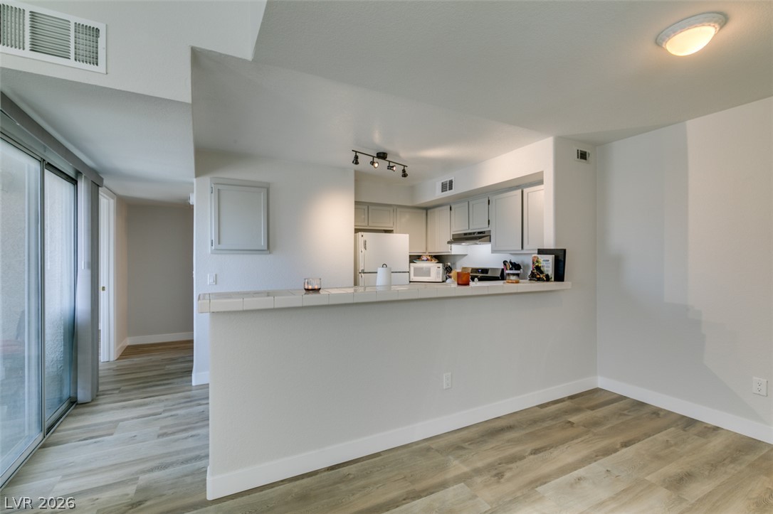 Photo 10 of 37, 2251 Wigwam Parkway #723