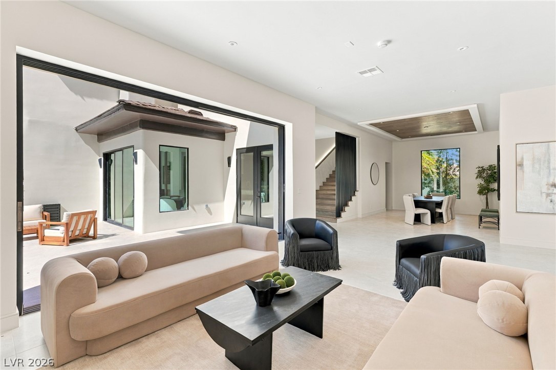Photo 4 of 301 N Royal Ascot Drive