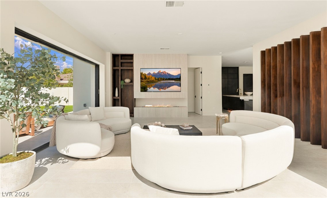 Photo 15 of 35, 301 N Royal Ascot Drive