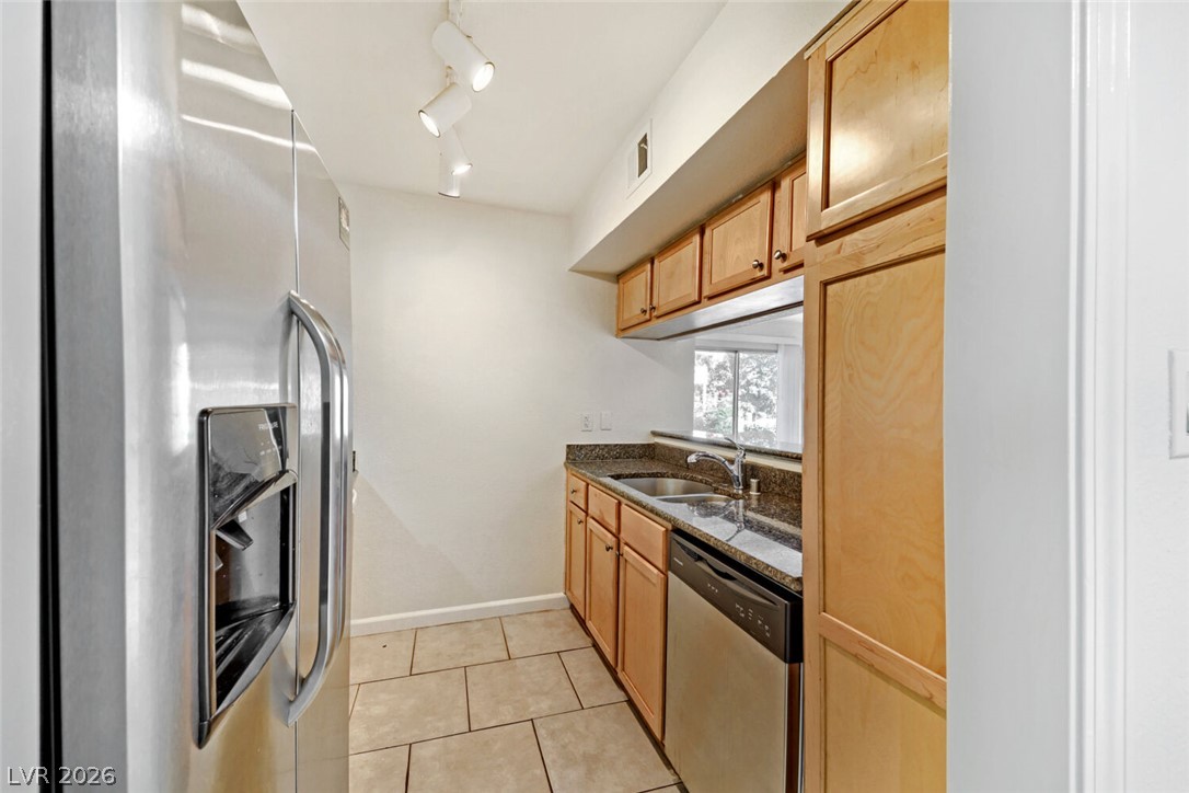 Photo 9 of 23, 769 Oakmont Avenue #403