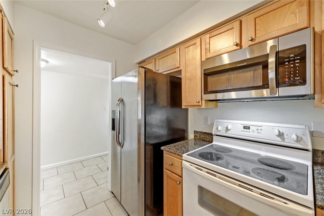 Photo 10 of 23, 769 Oakmont Avenue #403
