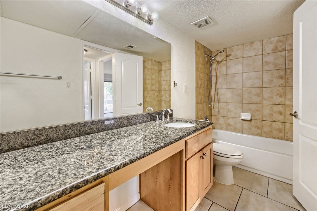 Photo 14 of 23, 769 Oakmont Avenue #403