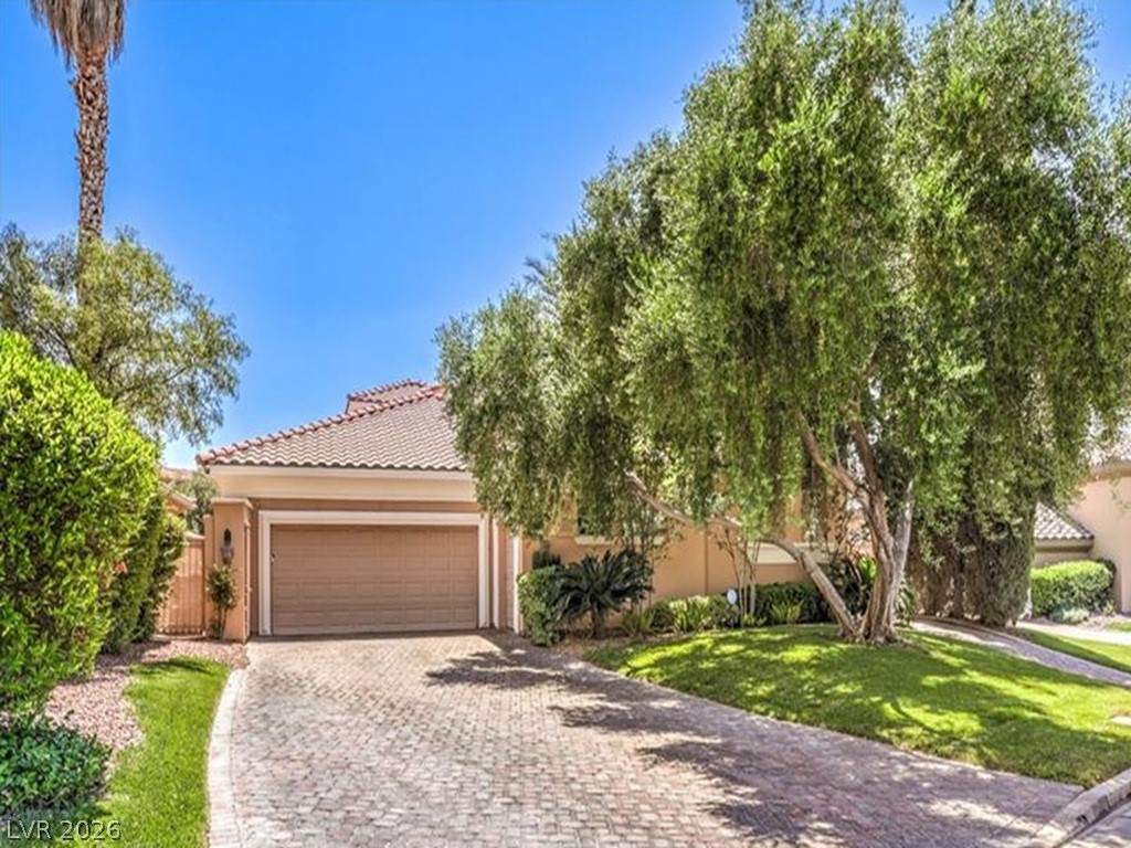 27 Via Paradiso Street, Henderson 89011