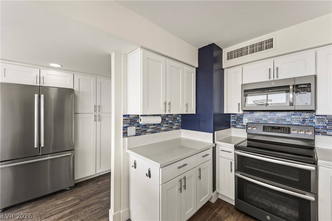 Photo 11 of 62, 3111 Bel Air Drive #21F