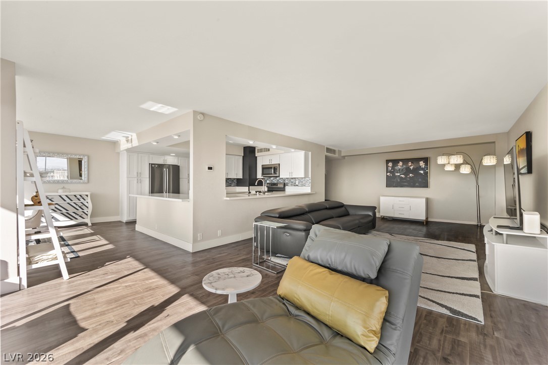 Photo 16 of 62, 3111 Bel Air Drive #21F
