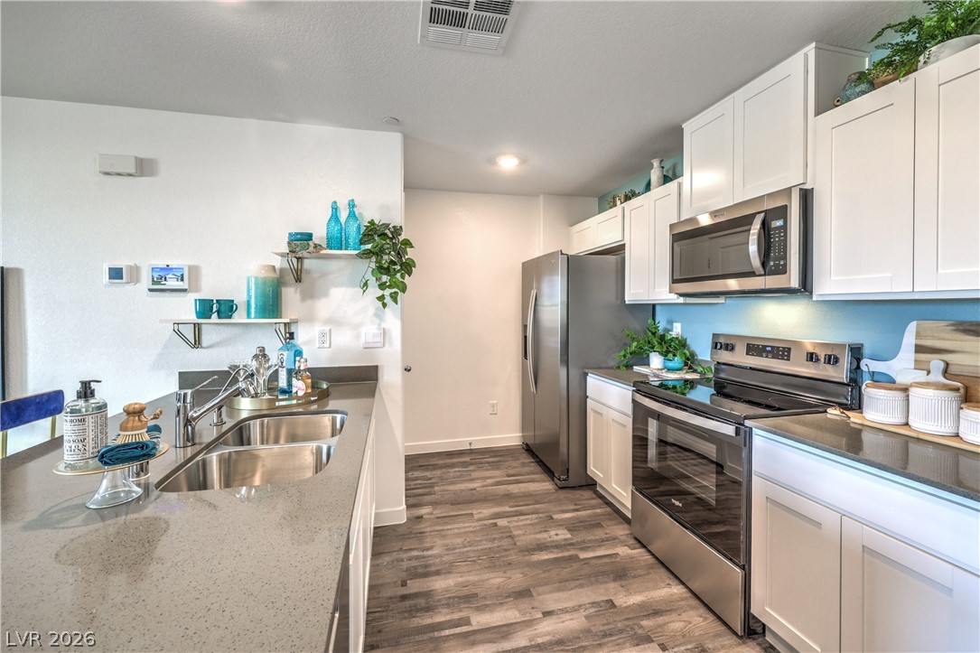 Photo 13 of 32, 905 Black Heron Street