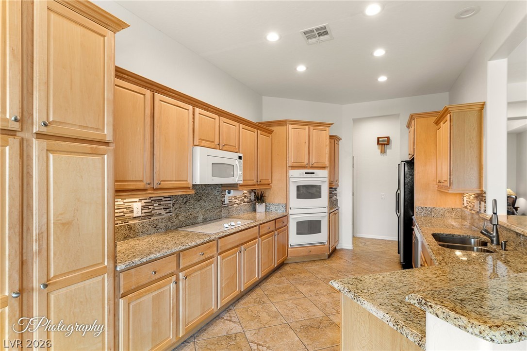 Photo 14 of 46, 993 Starlight Terrace Way