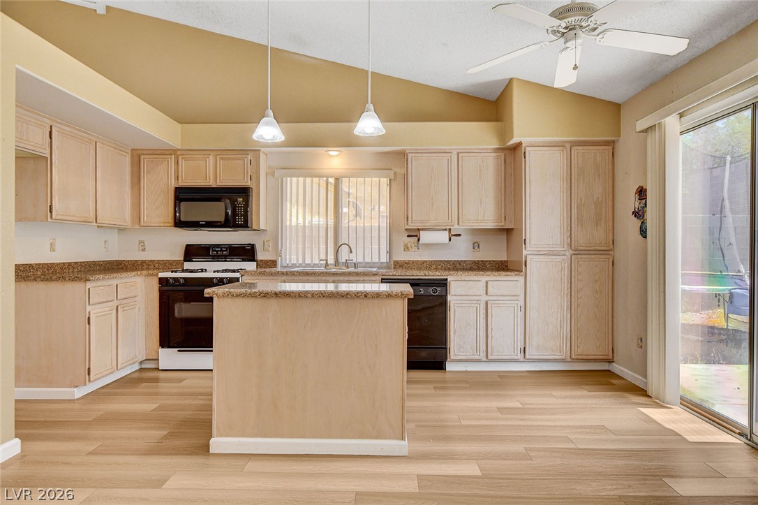 Photo 18 of 40, 811 Rio Poco Court