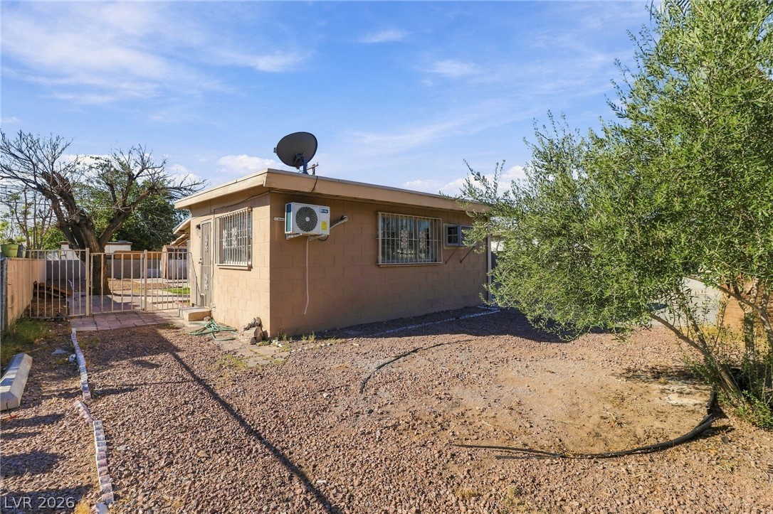 Photo 3 of 2521 Perliter Avenue