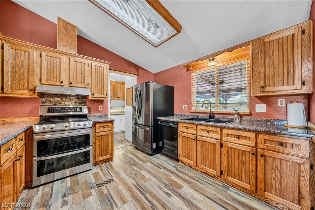 Photo 16 of 50, 860 Dixieland Street