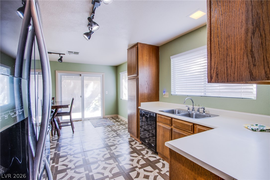 Photo 11 of 33, 4659 Winfield Drive