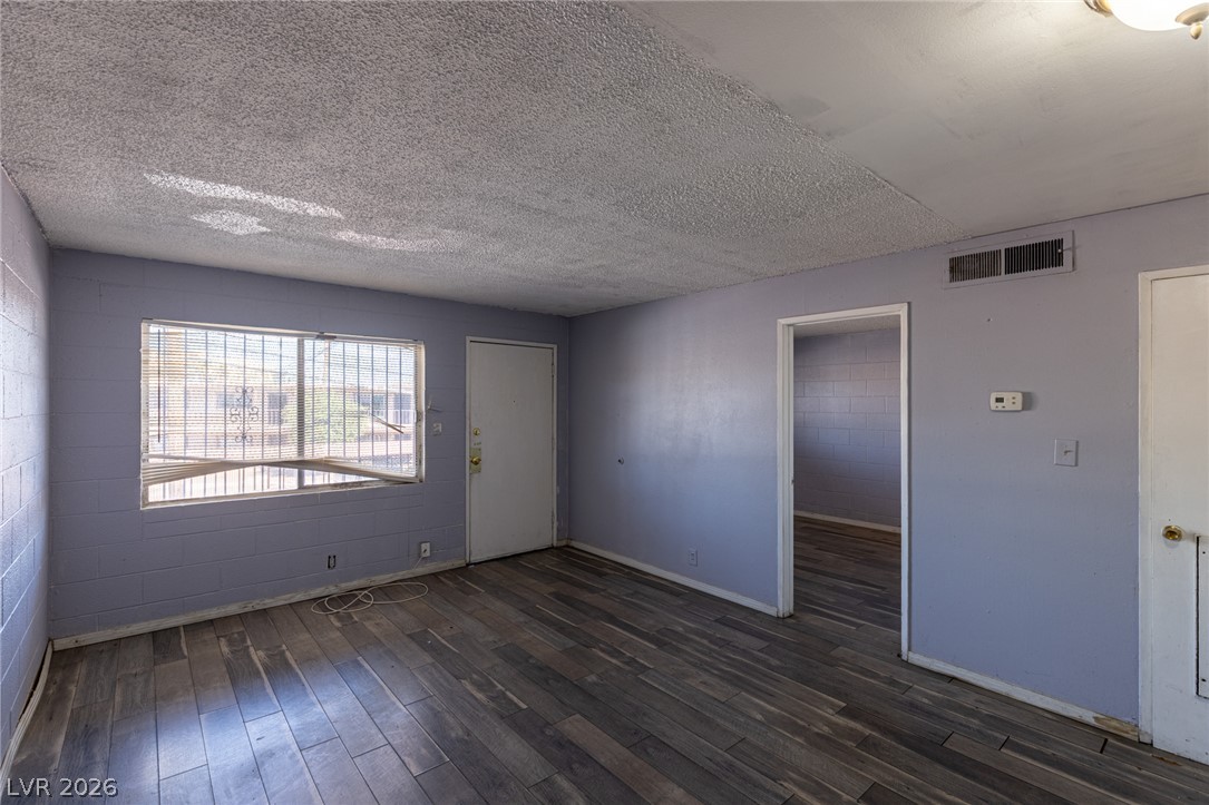 Photo 17 of 27, 3718 Hazelwood Street #23