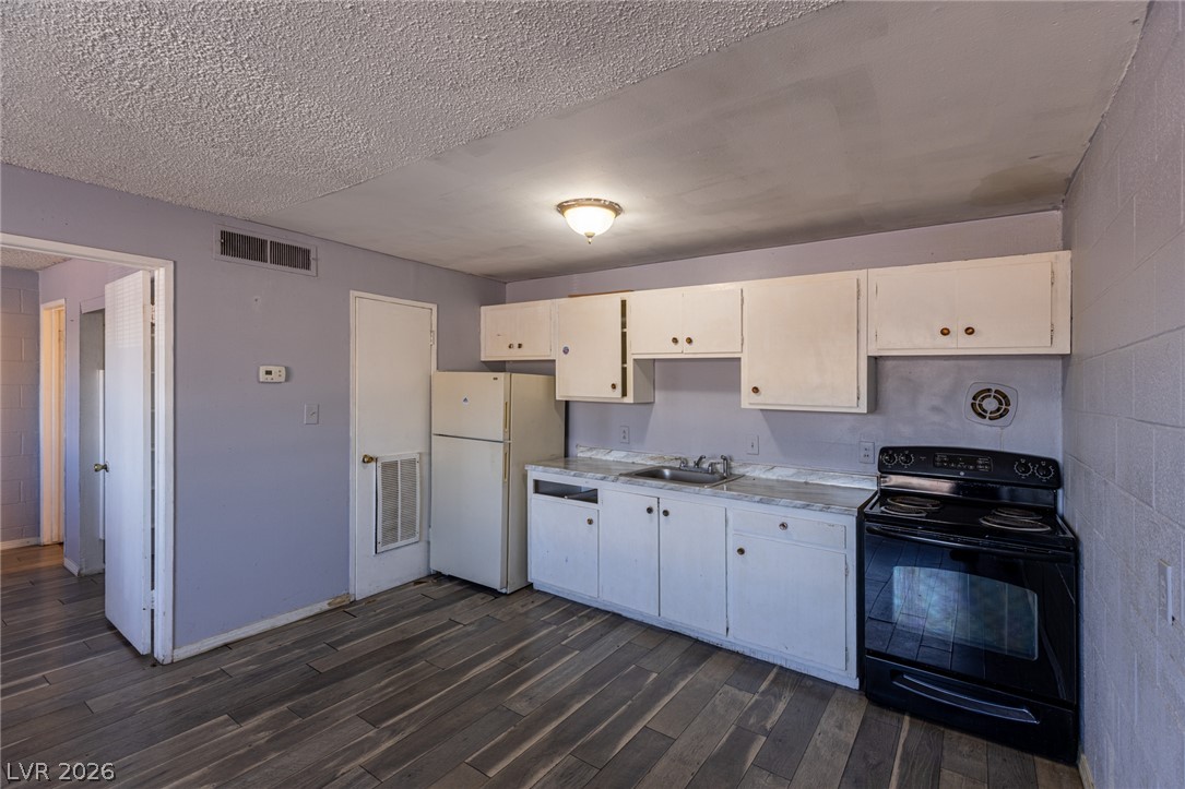 Photo 21 of 27, 3718 Hazelwood Street #23