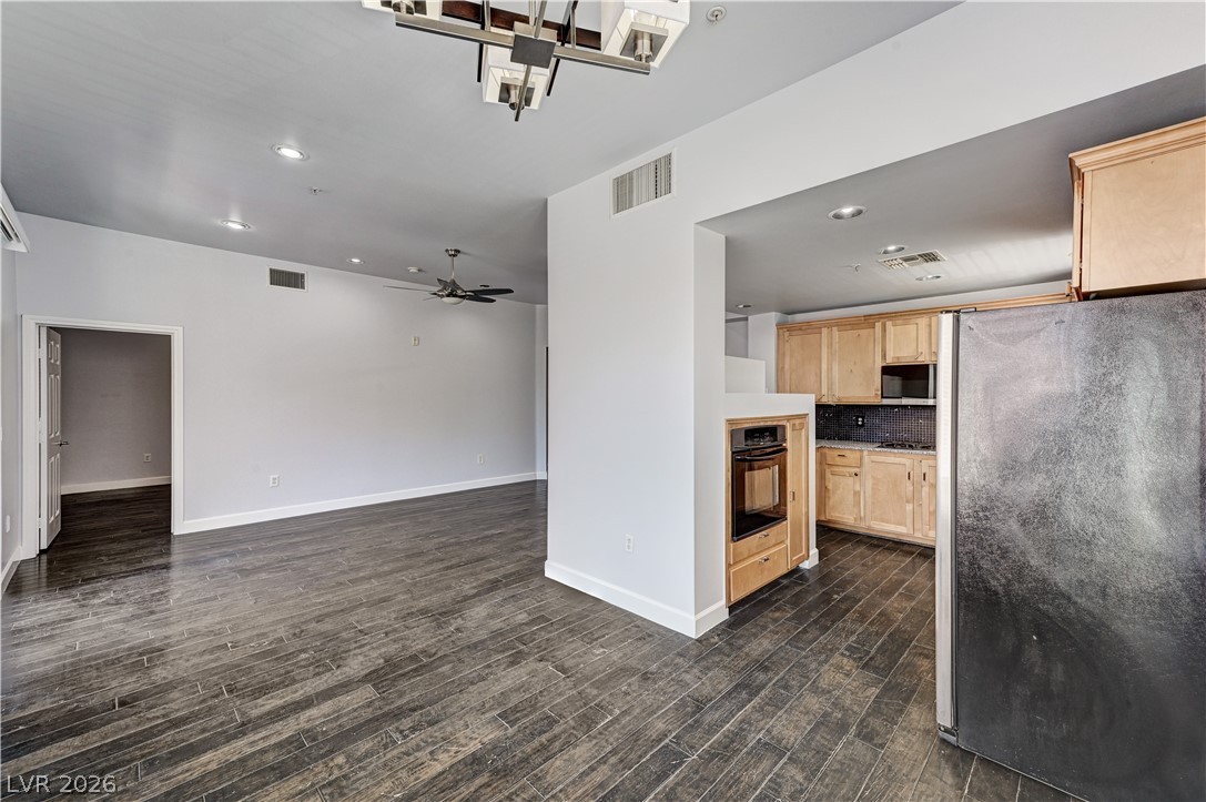 Photo 27 of 35, 75 E Agate Avenue #303