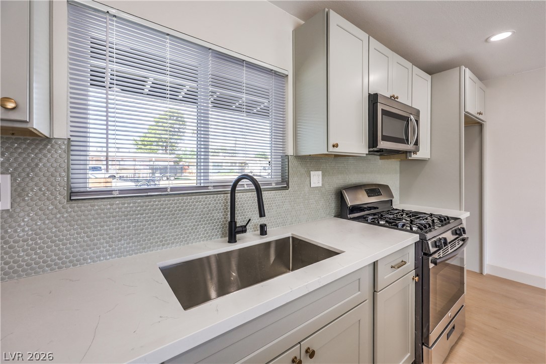 Photo 8 of 13, 906 Baker Avenue