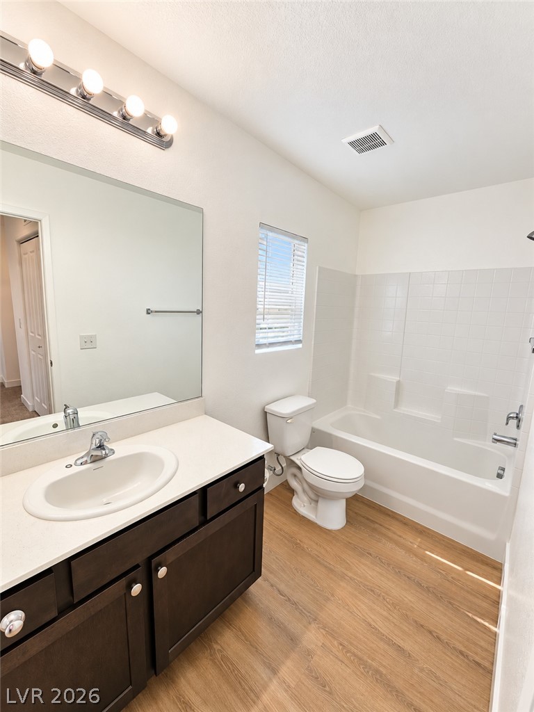Photo 13 of 24, 4131 N Lamont Street