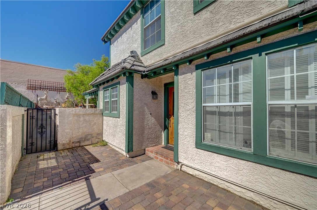 Photo 4 of 4071 Radbourne Avenue