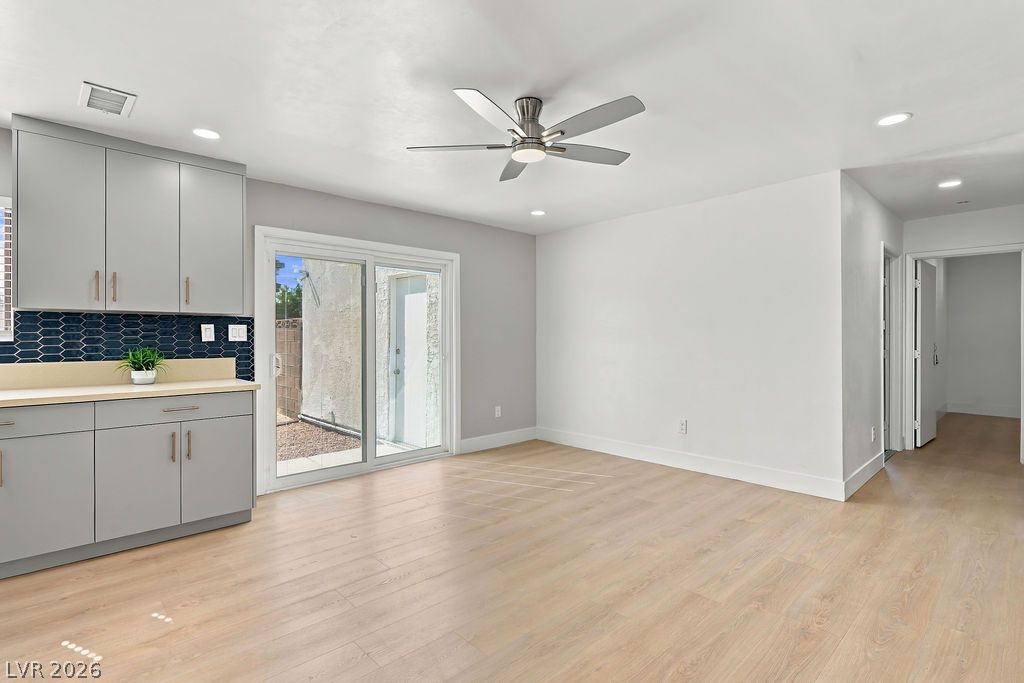 Photo 33 of 59, 3731 W Moberly Avenue