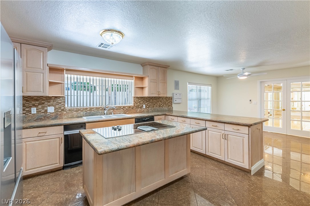 Photo 10 of 37, 3013 W Oakey Boulevard