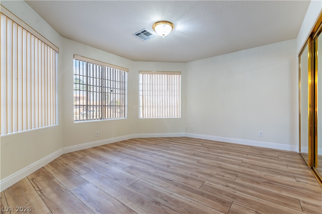 Photo 22 of 37, 3013 W Oakey Boulevard