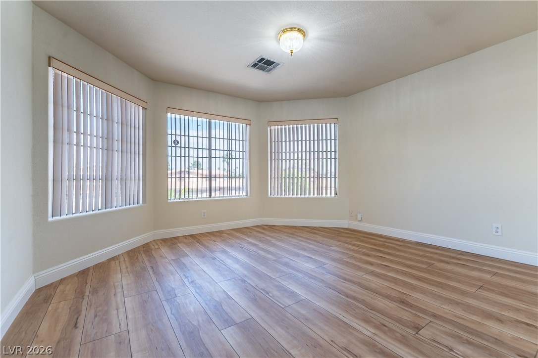 Photo 31 of 37, 3013 W Oakey Boulevard