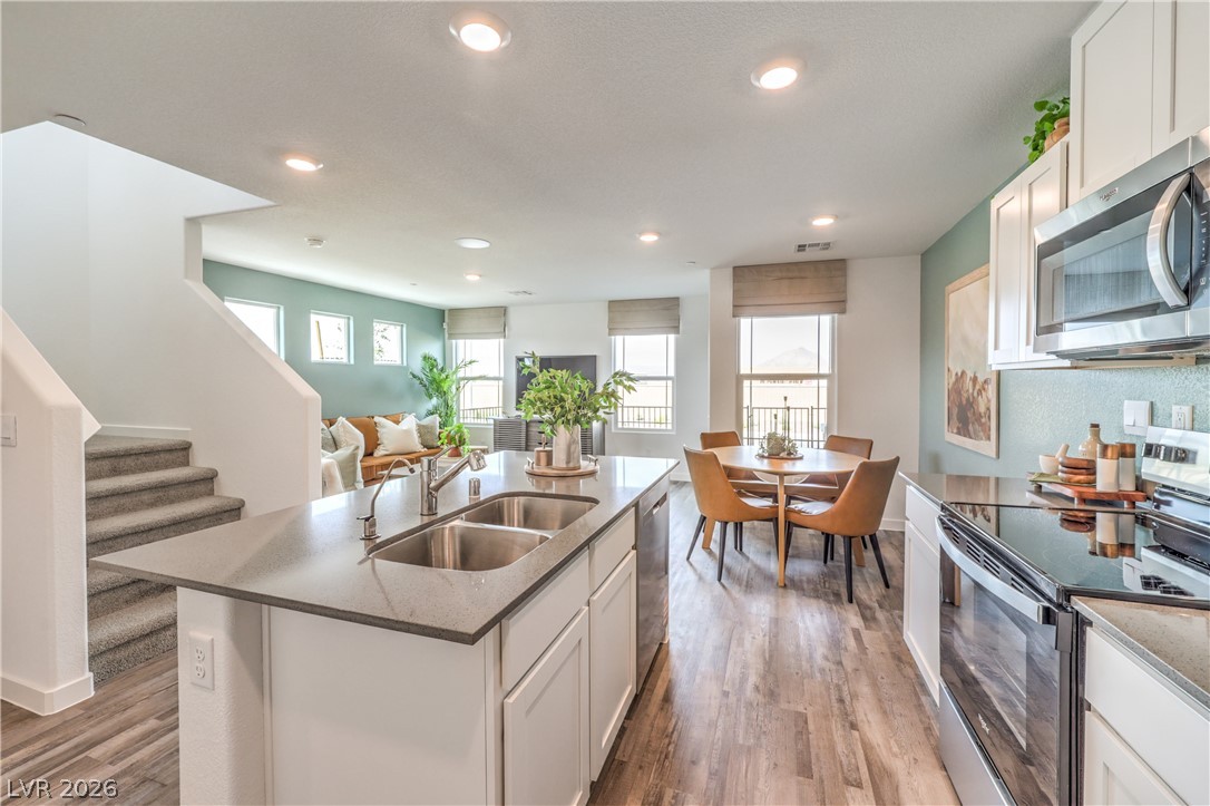 Photo 13 of 33, 916 Black Heron Street