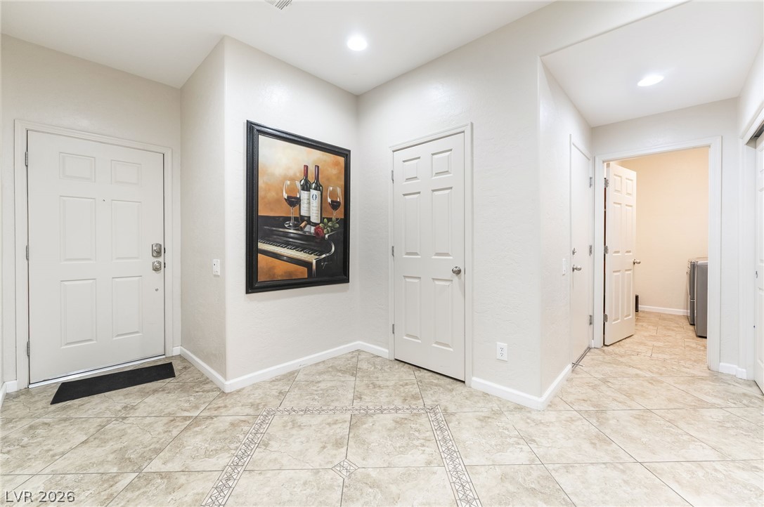 Photo 10 of 41, 2572 Lockerbie Street