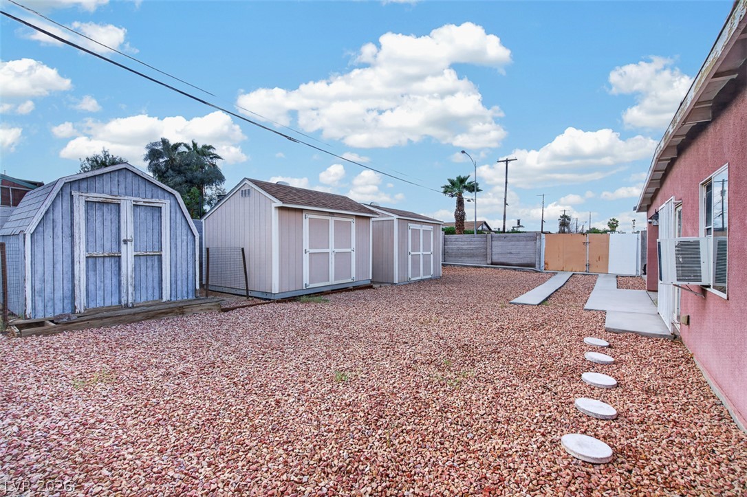 Photo 41 of 44, 1323 Maui Street
