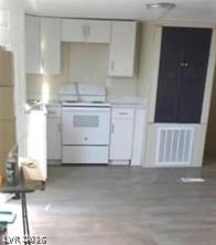 Photo 7 of 21, 2884 Green Tree Avenue