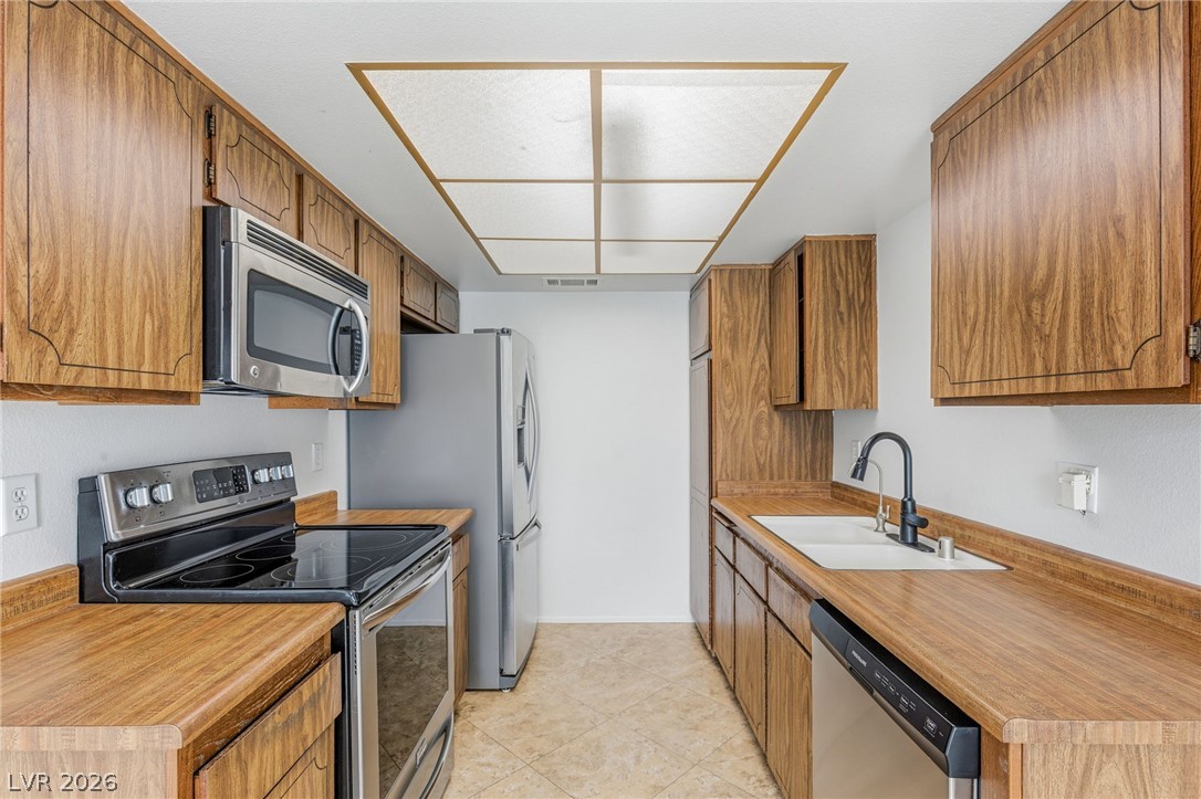 Photo 15 of 35, 1101 Willow Tree Drive #D