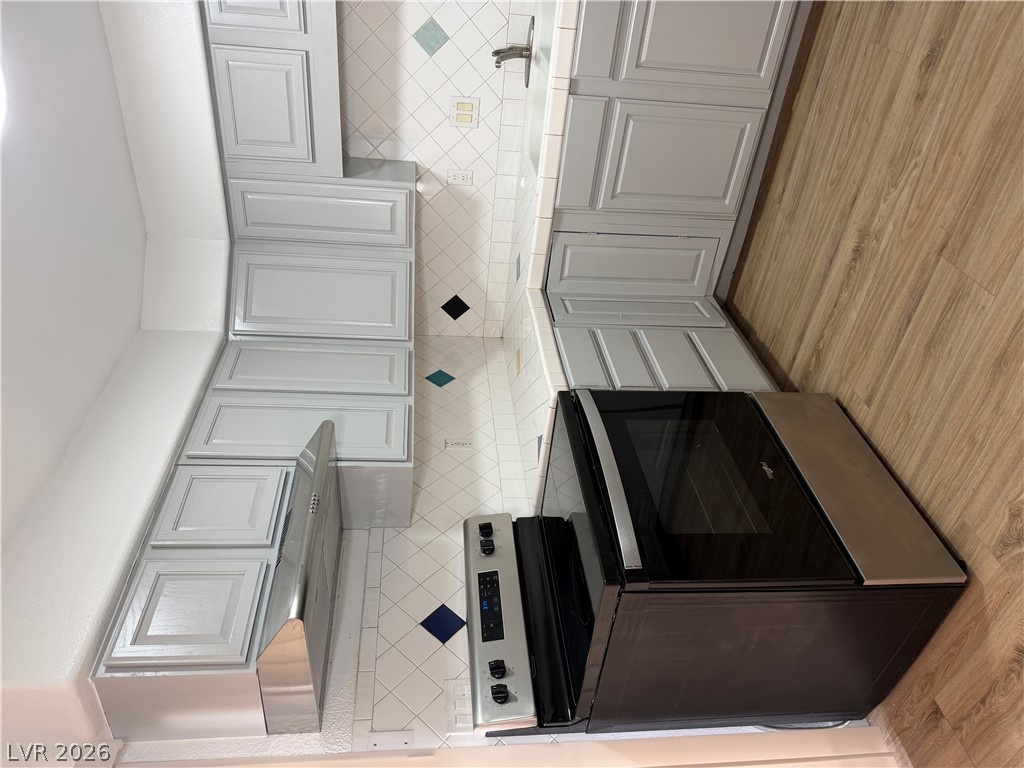 Photo 5 of 209 E Van Wagenen Street