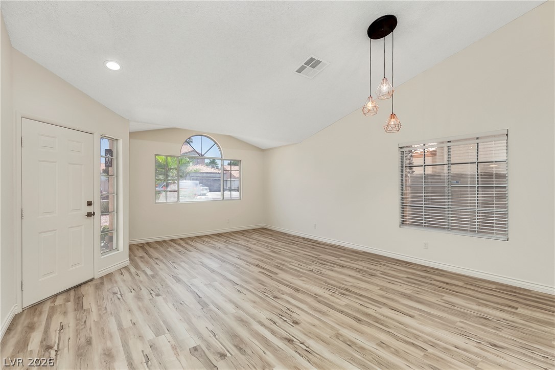 Photo 4 of 2738 Briarcliff Avenue