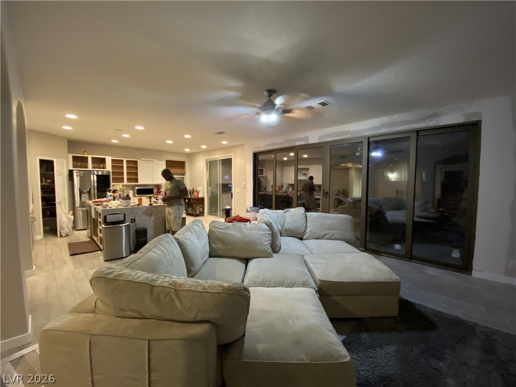 Photo 13 of 37, 6616 Black Oaks Street