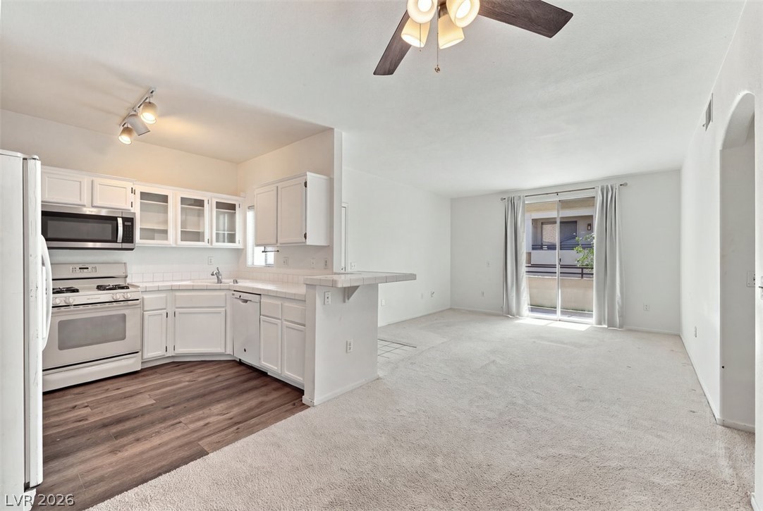 Photo 7 of 30, 1830 N Buffalo Drive #2108