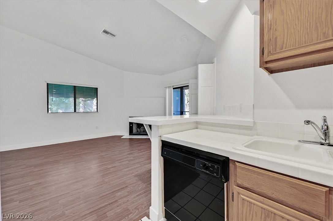 Photo 8 of 25, 2180 Pinetop Lane #201