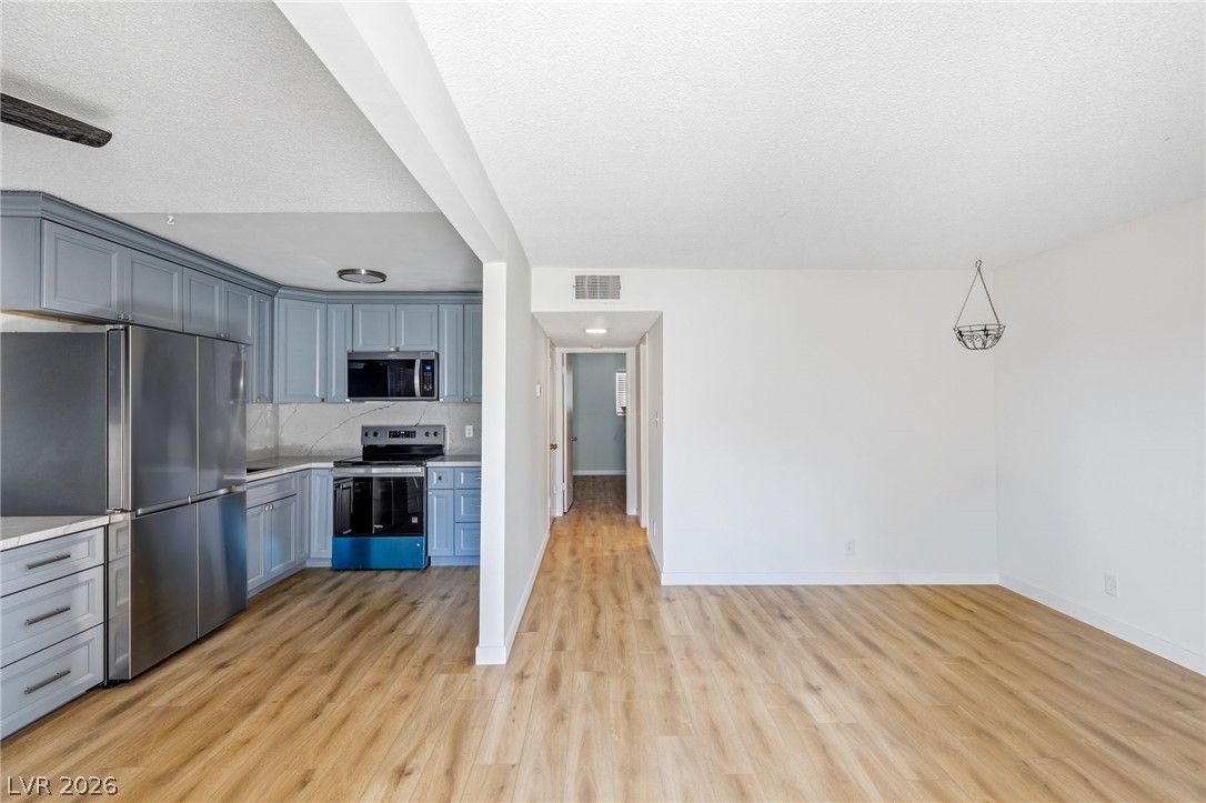 Photo 7 of 29, 208 Orland Street #10