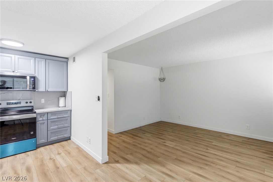 Photo 8 of 29, 208 Orland Street #10