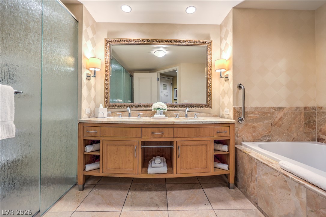 Photo 9 of 29, 2000 Fashion Show Drive #2319