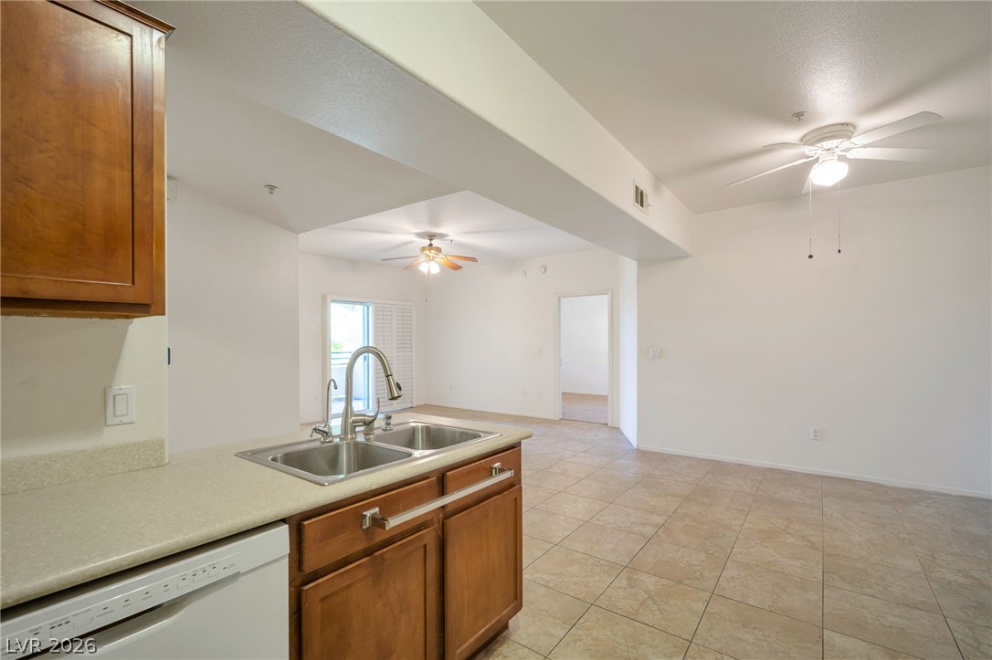 Photo 7 of 25, 2291 W Horizon Ridge Parkway #2108
