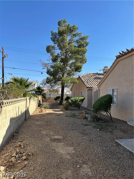 Photo 12 of 18, 1600 N Torrey Pines Drive #101