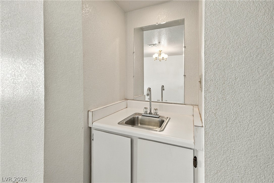 Photo 13 of 20, 2036 Mesquite Lane #203